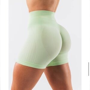 ALPHALETE ATHLETICS AMPLIFY CONTOUR SHORT 5” - Citrus Frost